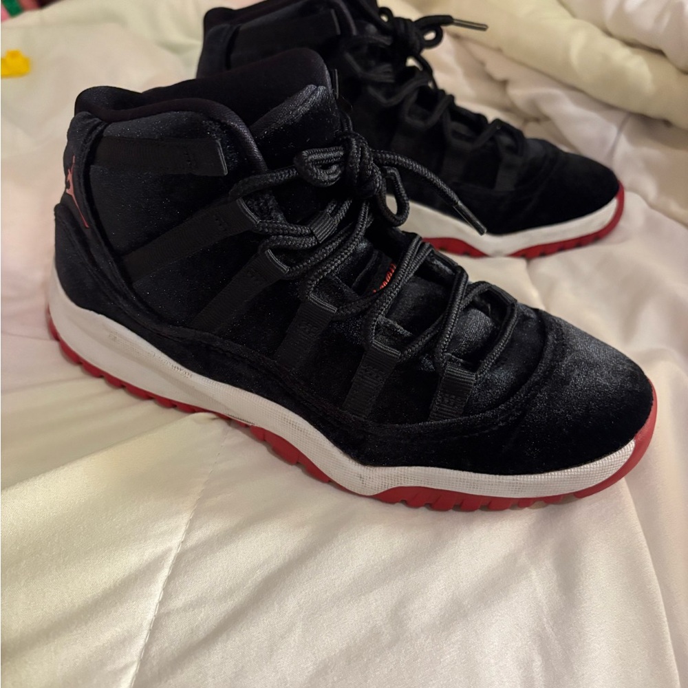 Little Kids' Jordan 11
Bred Velvet - size 3